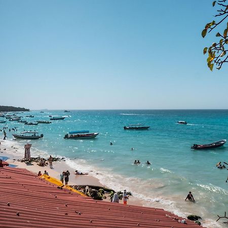 A Orilla Del Mar En Baru Hostel Cartagena Kültér fotó