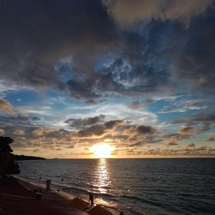 A Orilla Del Mar En Baru Hostel Cartagena Kültér fotó