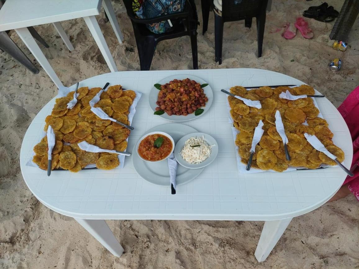 A Orilla Del Mar En Baru Hostel Cartagena Kültér fotó